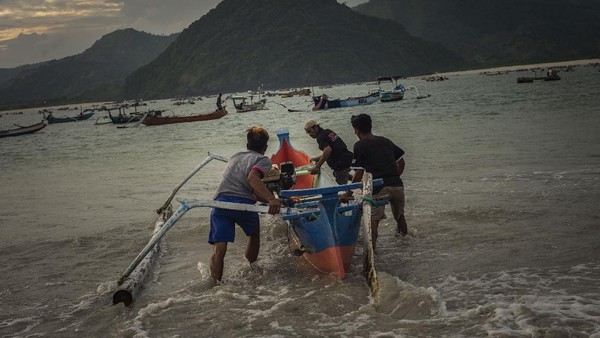 Tak hanya memiliki panorama yang menawan, pantai ini juga cocok dikembangkan sebagai daerah wisata seperti selancar, snorkeling, kano, serta beragam aktivitas kebaharian lainnya. Tak hanya memiliki panorama yang menawan, pantai ini juga cocok dikembangkan sebagai daerah wisata seperti selancar, snorkeling, kano, serta beragam aktivitas kebaharian lainnya.