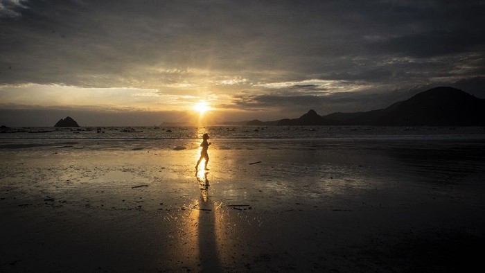 Satu lagi pantai yang tak boleh dilewatkan saat berkunjung ke Lombok, yaitu Pantai Selong Belanak yang punya beragam harta karun bagi para wisatawan.