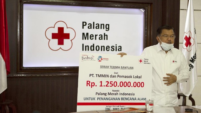 PMI Terima Bantuan untuk Penanganan Bencana Ketua Umum Palang Merah Indonesia (PMI) Jusuf Kalla memperlihatkan plakat simbolis bantuan penanganan bencana alam dari PT Toyota Motor Manufacturing Indonesia (TMMIN) dan perusahaan pemasok lokal Toyota yang tergabung dalam Toyota Manufacturers Club (TMClub), Toyota Logistic Community (TLC), dan Toyota Equipment and Facility Community (TEFC) kepada PMI Pusat senilai Rp 1,25 miliar yang diserahkan oleh Presiden Direktur TMMIN Warih Andang Tjahjono pada acara serah terima secara daring dan sesuai standar protokol kesehatan selama pandemi COVID-19 di Markas Pusat PMI dan TMMIN Head Office Jakarta, Selasa (2/3).
