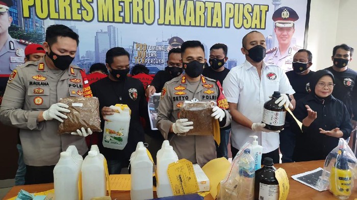 Polsek Sawah Besar membongkar pabrik rumahan ganja sintetis di Kembangan, Jakbar.