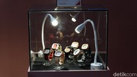 Sejumlah jam tangan tampak mejeng di salah satu etalase pameran.