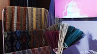 Produk UMKM seperti kain dan sapu juga dipamerkan di Karya Kreatif Indonesia 2021