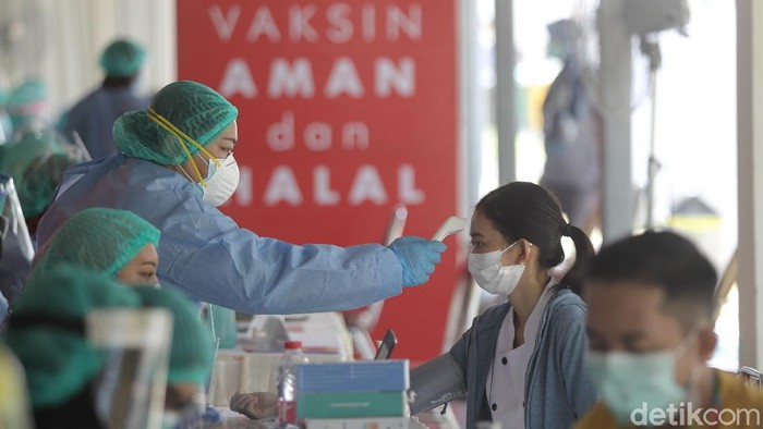 Ribuan Pekerja Hotel dan Restoran Yogyakarta Mulai Vaksinasi COVID-19 Para pekerja hotel dan restoran di Kota Yogyakarta mengikuti vaksinasi COVID-19 yang berlangsung di Museum Benteng Vredeburg, Yogyakarta, Rabu (3/3/2021).