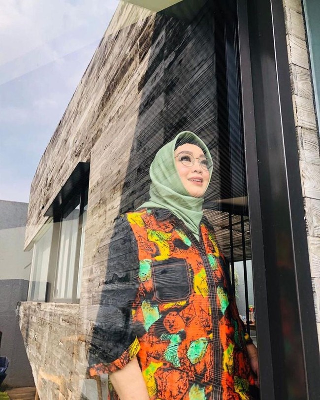 Rina Gunawan yang dikenal sebagai presenter dan pemilik wedding organizer meninggal dunia setelah terpapar COVID-19. Rina mengalami sesak napas dan memiliki riwayat bawaan asma serta radang paru-paru. Foto: Instagram @