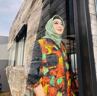Rina Gunawan yang dikenal sebagai presenter dan pemilik wedding organizer meninggal dunia setelah terpapar COVID-19. Rina mengalami sesak napas dan memiliki riwayat bawaan asma serta radang paru-paru. Foto: Instagram @