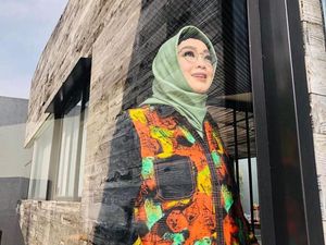 Zacky Mirza Lanjutkan Amanah Rina Gunawan Wakaf 1.000 Al-Quran