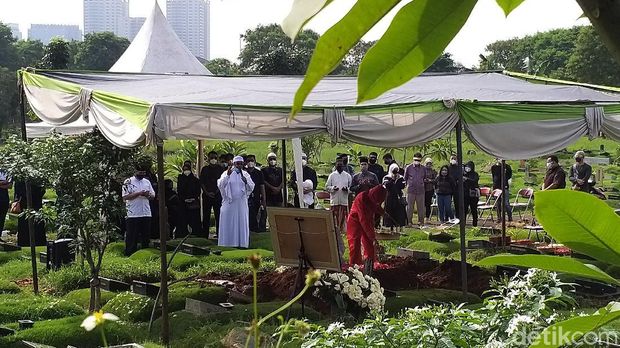 Rina Gunawan meninggal dunia