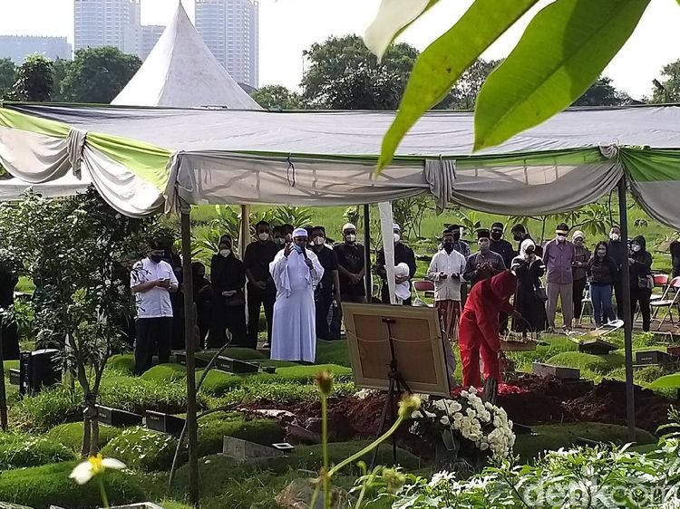 Potret Pemakaman Rina Gunawan