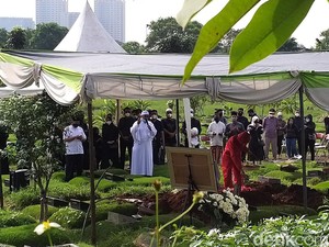 10 Artis Meninggal Usai Berjuang Sembuh Lawan COVID-19