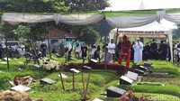 Proses pemakaman Rina Gunawan menggunakan protokol kesehatan. Foto: dok detikhot