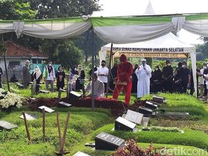 Rina Gunawan Dimakamkan dengan Protokol Kesehatan