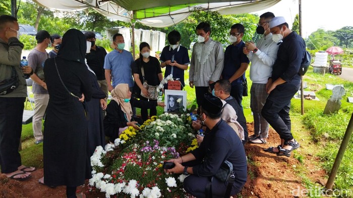 Rina Gunawan meninggal dunia