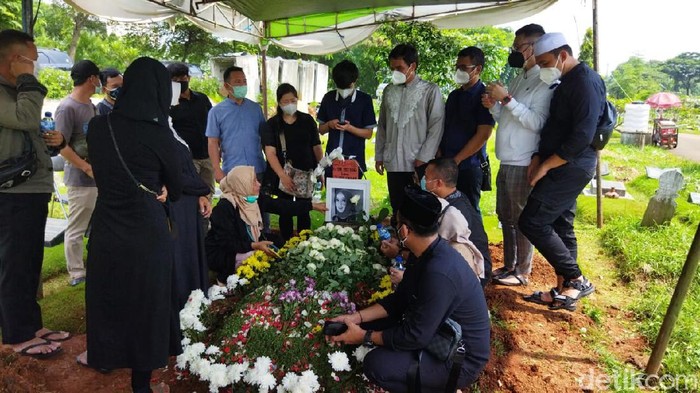 Rina Gunawan meninggal dunia