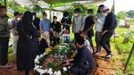 Teddy Syah Pakai APD saat Tabur Bunga di Makam Rina Gunawan