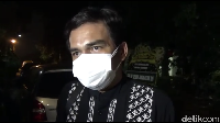 Teddy Syah di rumah duka semalam. Ia bicara kronologi meninggalnya sang istri. Foto: dok detikhot