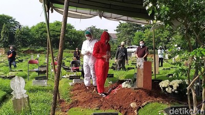 Teddy Syah Pakai APD saat Tabur Bunga di Makam Rina Gunawan