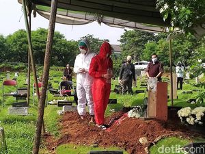 Teddy Syah Pakai APD saat Tabur Bunga di Makam Rina Gunawan