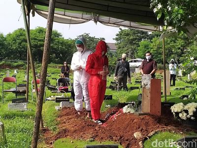 Teddy Syah Pakai APD saat Tabur Bunga di Makam Rina Gunawan