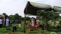 Pemakaman Rina Gunawan mengikuti protokol kesehatan. Foto: pingkan/detikhot