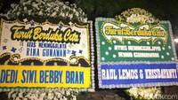 Rumah duka Rina Gunawan semalam dipenuhi karangan bunga. Termasuk dari Raul Lemos dan Krisdayanti. Foto: dok detikhot