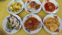 Arti nama dari RM Rinai Pambasuah Luko ini adalah Gerimis pembasuh luka yang terinspirasi dari kehidupan Akmal saat mendirikan usaha warung makan. Foto: detikcom/Riska Fitria