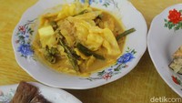 Oiya, kalau mau ke sini disarankan untuk datang sebelum jam makan siang ya. Pasalnya lauk-pauknya selalu cepat habis. Foto: detikcom/Riska Fitria