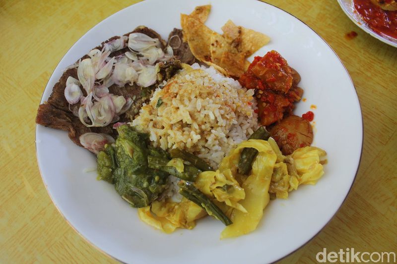 RM Rinai Pambasuah Luko: Puas Santap Dendeng Batokok Bakar yang Unik