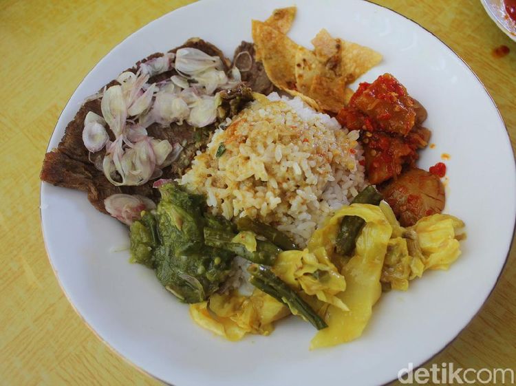 10 Nasi Padang Legendaris di Jakarta Ini Punya Lauk Komplet