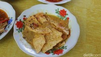 Yang tak kalah unik adalah kerupuk opak yang disiram kuah gulai. Biasanya restoran Padang menggunakan kerupuk kulit atau disebut jangek. Foto: detikcom/Riska Fitria