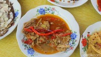 Pertama pada kondimen utamanya yang berupa jengkol cabe merah dan gulai kol kacang panjang. Sementara umumnya berupa daun singkong rebus dan sayur nangka. Foto: detikcom/Riska Fitria
