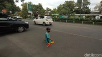 Meski tidak memiliki kedua kaki, tampak Agus lincah saat menyeberangkan kendaraan. Dia pun tampak berhati-hati, karena kondisi lalu lintas. Agus menceritakan menjadi juru parkir di rumah makan tersebut sejak berusia kelas 3 sekolah dasar (SD). Waktu itu sering beli minuman di warung itu. Namun saat beli minuman selalu diberikan secara gratis. Hingga akhirnya ditawari untuk bekerja.
