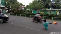 Agus menceritakan awalnya dia disuruh pemilik rumah makan untuk membersihkan cabai, lalu dibayar. Merasa memiliki tenaga untuk bekerja lebih dari itu, kemudian dia meminta bekerja sebagai juru parkir di rumah makan itu.