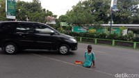 Meski begitu Agus bersyukur karena penghasilan tersebut mampu menyekolahkan kedua anaknya. Saat ini kedua anaknya duduk di SMP dan SMA. Meskipun untuk kebutuhan sekolah anaknya di masa pandemi, penghasilan itu tetap kurang. Dia mengaku terpaksa mengutang untuk membelikan kedua hp anaknya.