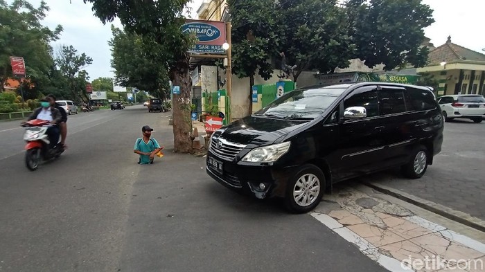 Saat Keterbatasan Fisik Tak Halangi Agus Mencari Rezeki di Kudus Keterbatasan fisik tak membuat Agus pasrah dan putus asa. Pria di Kabupaten Kudus, Jateng, itu semangat bekerja jadi juru parkir meski tak memiliki kedua kaki.