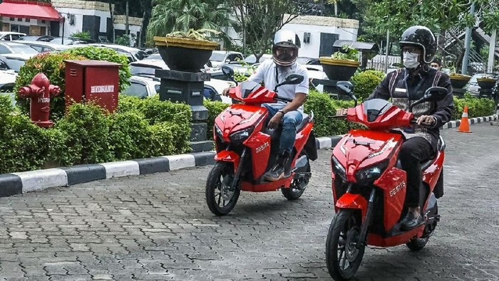 Sandiaga Uno Jajal Motor Listrik Gesits, Dukung Wisata Otomotif