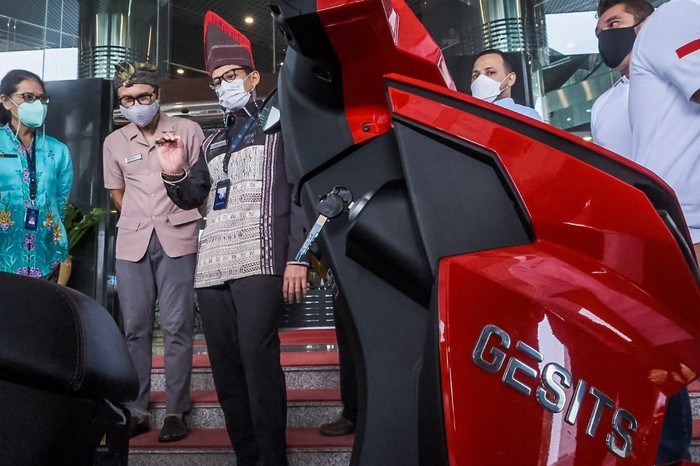 Sandiaga Uno Jajal Motor Listrik Gesits, Dukung Wisata Otomotif