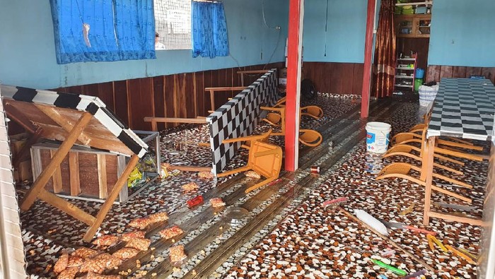 Sisa perusakan oleh massa di sejumlah titik di Asmat usai pelantikan bupati Asmat (dok Polda Papua)