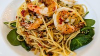 Sajian spaghetti dengan bumbu minimalis, bawang putih dan cabe ini dikenal sebagai Aglio Olio. Kamu bisa membuat Aglio Olio Udang dengan topping udang, resepnya bisa kamu lihat di sini. Foto: iStock