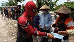Spiderman Bagi-bagi Sepatu Boots ke Pemulung