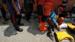 Spiderman Bagi-bagi Sepatu Boots ke Pemulung