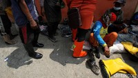 Sepatu boots diberikan kepada para pemulung untuk menunjang aktivitas dan melindungi kaki dari benda tajam.