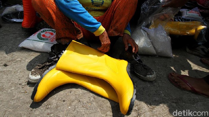 Spiderman Bagi-bagi Sepatu Boots ke Pemulung