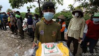 Wajah semringah terpancar wajah pemulung.