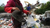 Beberapa dari mereka bahkan langsung membuang sepatu lama demi mengenakan sepatu boots.