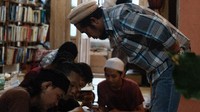 Udara di Ciputat, Tangerang Selatan, Banten, terasa sejuk sore ini. Anak-anak punk berkumpul di Tasawuf Underground untuk menunaikan salat ashar berjamaah dan dilanjutkan kegiatan mengaji.