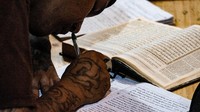 Satu per satu dari mereka membacakan ayat suci Al-Quran. Ada yang sudah fasih, ada juga yang masih terbata-bata. Perintis komunitas Tasawuf Underground, Ustaz Halim Ambiya dengan telaten mengajarkan bagaimana membaca Al-Quran serta tajwidnya kepada anak-anak punk.