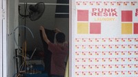 Selain angkringan, di Tasawuf Underground juga terdapat usaha laundry. Pekerjanya adalah mereka yang dulunya anak punk dan anak jalanan.