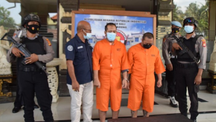 Tersangka Wibi Aridiyo Samodro (tengah) ditangkap Polres Badung karena mencuri sepeda motor WNA