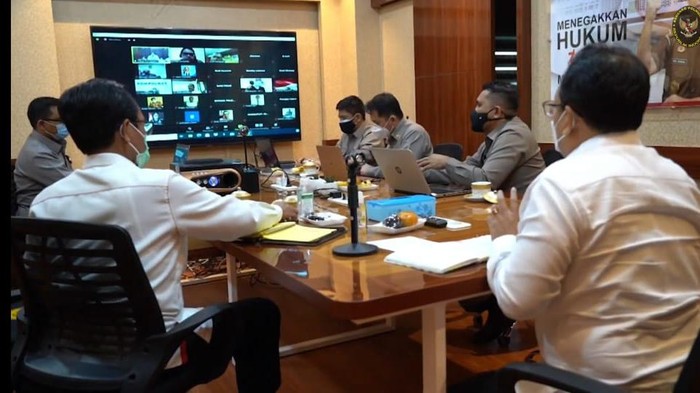 Tim Kajian UU ITE saat temu virtual dengan Bintang Emon-Baiq Nuril (Foto: Tangkapan layar YouTube Kemenko Polhukam)