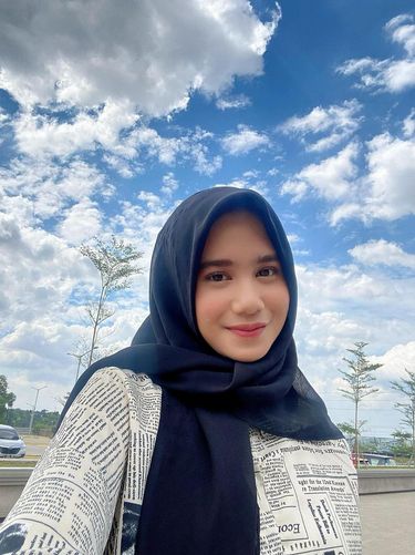 Tissa Biani Azzahra banjir pujian usai mengunggah foto berhijab. Tissa Biani Azzahra banjir pujian usai mengunggah foto berhijab.